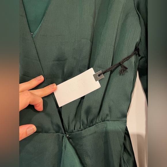 ASTR Wrap front dress - Picture 3 of 4